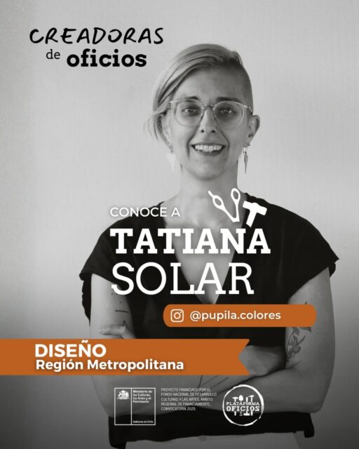 ¡Conoce a Tatiana Solar! @pupila.colores 📓🎨

Oficio: Arquitecta y Encuadernadora Artística.

Historia y Contribución: Tatiana es el corazón detrás de Pupila Colores, donde combina su formación técnica con una profunda sensibilidad por la papelería. Desde 2018, se dedica a fabricar herramientas de organización hechas a mano que buscan acompañar a las personas en el camino de dar forma a sus sueños. Sus cuadernos y talleres de encuadernación son una invitación a habitar el tiempo con intención y claridad. Para ella, planificar no es solo ordenar tareas, sino un acto de compromiso personal con el presente y el futuro que se desea construir.

¿Cómo puedes contactarla?

Instagram: @pupila.colores

Correo: contacto.pupila@gmail.com

Ubicación: Paraguay 8962, La Florida

¡Bienvenida, Tatiana, a #CreadorasDeOficios!

Este proyecto fue financiado por el Ministerio de las Culturas, las Artes y el Patrimonio, a través del Fondo Nacional de Desarrollo Cultural y las Artes (FONDART), Convocatoria 2025.
