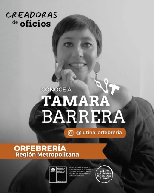 ¡Conoce a Tamara Barrera! @lutina_orfebreria 🔨🏜

Oficio: Orfebre Urbana.

Historia y Contribución: Tamara es la mente detrás de Lutina Orfebrería, marca que nace tras sus estudios de pedagogía. Su trabajo es un diálogo entre el arte y la naturaleza, utilizando principalmente metales como cobre, plata y bronce junto a piedras recolectadas del territorio chileno. Sus piezas han recorrido importantes escenarios internacionales, como la Bienal de Artesanía en Ecuador y proyectos de moda en París. Para Tamara, la orfebrería es una práctica ética y consciente que promueve una relación profunda y responsable con nuestro entorno natural.

¿Cómo puedes contactarla?

Instagram: @lutina_orfebreria

Correo: lutinaorfebreria@gmail.com

Ubicación: Urmeneta 1480, Conchalí

¡Bienvenida, Tamara, a #CreadorasDeOficios!

Este proyecto fue financiado por el Ministerio de las Culturas, las Artes y el Patrimonio, a través del Fondo Nacional de Desarrollo Cultural y las Artes (FONDART), Convocatoria 2025.