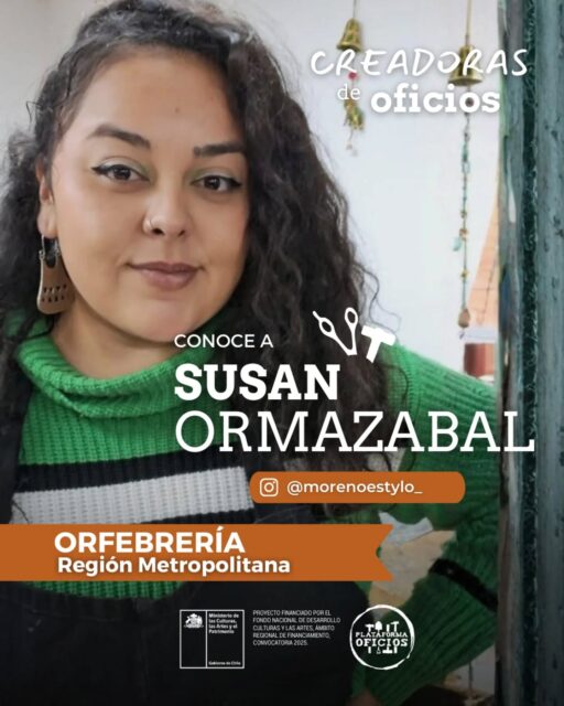 ¡Conoce a Susan Ormazabal! @morenoestylo_ 🧵💎

Oficio: Artesana Textil en Macramé y Orfebre.

Historia y Contribución: Susan es la creadora de Morenoestylo, un proyecto donde fusiona la elegancia de la orfebrería con la expresividad de los nudos. Su camino comenzó explorando hilos y patrones hasta encontrar en el macramé su primer territorio de experimentación emocional. Hoy, su oficio se basa en el rescate de saberes ancestrales y el empoderamiento femenino, transformando cada obra en un símbolo de historia y sanación. A través de su arte, Susan busca inspirar a otras mujeres a reconectarse con su esencia y encontrar libertad en la creación hecha a mano.

¿Cómo puedes contactarla?

Instagram: @morenoestylo_

Correo: susan.ormazabal@gmail.com

Ubicación: Temistocles 6551, Pedro Aguirre Cerda

¡Bienvenida, Susan, a #CreadorasDeOficios!

Este proyecto fue financiado por el Ministerio de las Culturas, las Artes y el Patrimonio, a través del Fondo Nacional de Desarrollo Cultural y las Artes (FONDART), Convocatoria 2025.