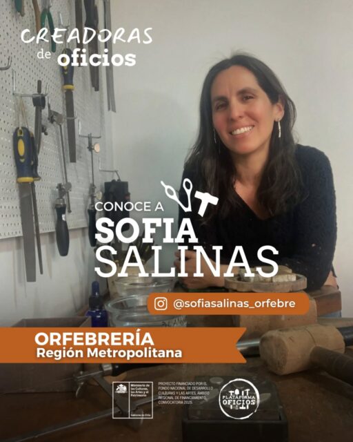 ¡Conoce a Sofía Salinas! @sofiasalinas_orfebre 💍🔨

Oficio: Orfebre.

Historia y Contribución: Desde pequeña, el trabajo manual ocupó un lugar central en la vida de Sofía. Aunque inició estudios en ingeniería, decidió escuchar su llamado creativo y fundó su propio taller, donde hoy transforma metales, piedras y elementos naturales en joyas con alma. Para Sofía, cada pieza es un "amuleto" que captura emociones y recuerdos, diseñando en conjunto con quien busca plasmar su propia historia en metal. Su trabajo honra la calma de la naturaleza y busca generar un impacto positivo en quienes poseen sus creaciones.

¿Cómo puedes contactarla?

Instagram: @sofiasalinas_orfebre

Correo: sofiaorfebre@gmail.com

Ubicación: Julio Prado 2089 A, Ñuñoa

¡Bienvenida, Sofía, a nuestra red de #CreadorasDeOficios!

Este proyecto fue financiado por el Ministerio de las Culturas, las Artes y el Patrimonio, a través del Fondo Nacional de Desarrollo Cultural y las Artes (FONDART), Convocatoria 2025.