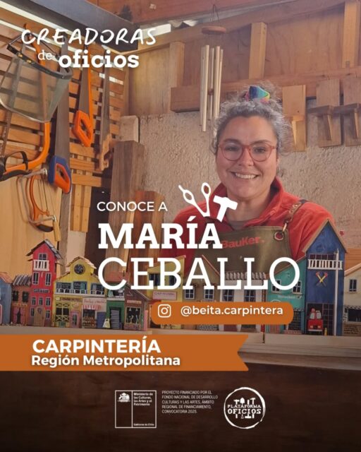 ¡Conoce a Beatriz Ceballos! @beita.carpintera 🪵🏘

Oficio: Carpintera y Rescatista Patrimonial.

Historia y Contribución: Tras dejar atrás el mundo del retail por salud, Beatriz encontró en su barrio de El Monte el refugio y la inspiración para su nueva vida. Hoy, como Beita Carpintera, se dedica a rescatar la identidad de los barrios plasmando fachadas de almacenes y casonas históricas en madera y objetos reciclados. Su trabajo es un acto de resistencia contra el consumo masivo, devolviendo vida a materiales desechados y transformando, por ejemplo, simples palitos de fósforo en balcones llenos de nostalgia y patrimonio.

¿Cómo puedes contactarla?

Instagram: @beita.carpintera

Correo: beitacarpintera@gmail.com

Ubicación: Benavente 66, El Monte

¡Bienvenida, Beatriz, a #CreadorasDeOficios!

Este proyecto fue financiado por el Ministerio de las Culturas, las Artes y el Patrimonio, a través del Fondo Nacional de Desarrollo Cultural y las Artes (FONDART), Convocatoria 2025.